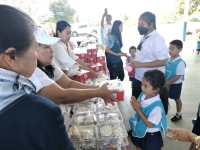 321715_0.jpg - ร่วมกันทำประโยชน์เพื่อสังคม นำสิ่งของ ไปบริจาคให้ เด็กๆ โรงเรียนบ้านชัฏหนองหมี ต.ท่าเคย อ.สวนผึ้ง จ.ราชบุรี | https://สัญจร.com