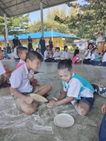 321739_0.jpg - ร่วมกันทำประโยชน์เพื่อสังคม นำสิ่งของ ไปบริจาคให้ เด็กๆ โรงเรียนบ้านชัฏหนองหมี ต.ท่าเคย อ.สวนผึ้ง จ.ราชบุรี | https://สัญจร.com