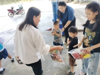 321772_0.jpg - ร่วมกันทำประโยชน์เพื่อสังคม นำสิ่งของ ไปบริจาคให้ เด็กๆ โรงเรียนบ้านชัฏหนองหมี ต.ท่าเคย อ.สวนผึ้ง จ.ราชบุรี | https://สัญจร.com